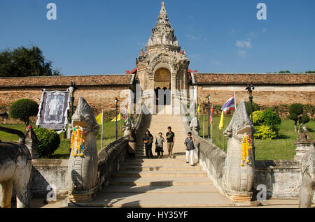 Tor mit Naga Treppe für Menschen zu Fuß gehen, um zu beten und besuchen Sie Chedi im Wat Phra, dass Lampang Luang Tempel am 27. Dezember 2016 in Lampa Stockfoto