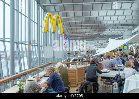 Reisende am Sky City zwischen dem internationalen und nationalen Terminal am Flughafen Arlanda in Stockholm. Dies ist die am stärksten frequentierte Flughafen in Schweden. Stockfoto