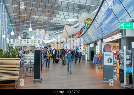 Reisende am Sky City zwischen dem internationalen und nationalen Terminal am Flughafen Arlanda in Stockholm. Dies ist die am stärksten frequentierte Flughafen in Schweden. Stockfoto