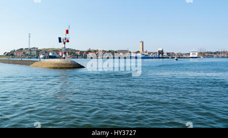 Hafeneinfahrt und Leuchtturm Brandaris auf Wattenmeer Insel Terschelling, Friesland, Niederlande Stockfoto