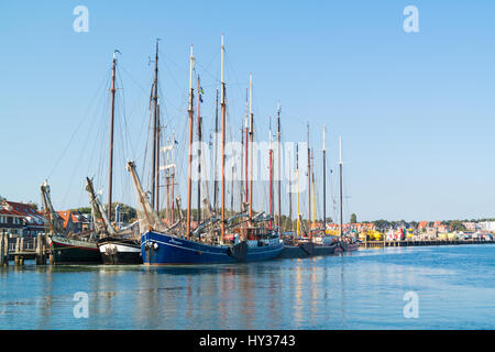 Traditionelle Segelschiffe der braunen Flotte im Hafen am Wattenmeer Insel Terschelling, Niederlande Stockfoto