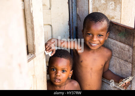 Bruder und Schwester in einem Hauseingang, Mozambique Island (Ilha de Mocambique), Mosambik Stockfoto