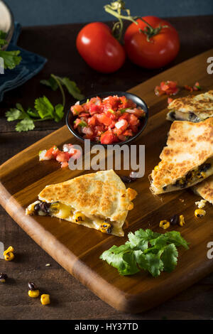 Hausgemachte Chicken and Cheese Quesadilla mit Salsa und Koriander Stockfoto