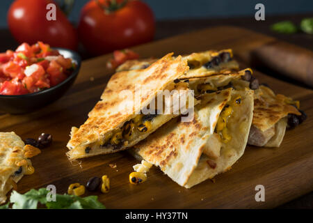 Hausgemachte Chicken and Cheese Quesadilla mit Salsa und Koriander Stockfoto