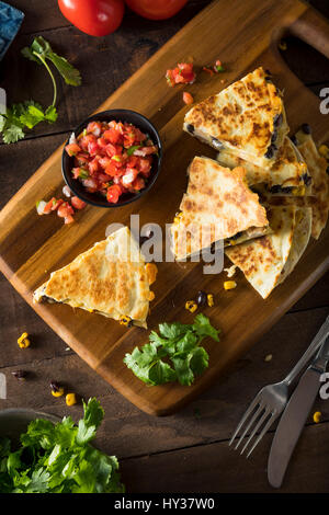 Hausgemachte Chicken and Cheese Quesadilla mit Salsa und Koriander Stockfoto