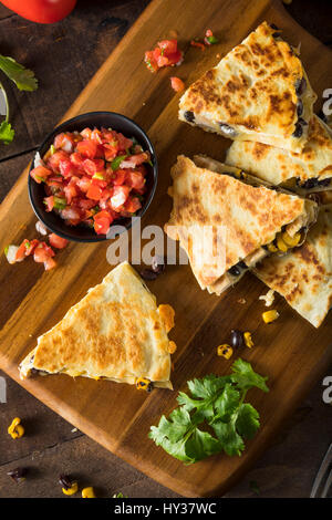 Hausgemachte Chicken and Cheese Quesadilla mit Salsa und Koriander Stockfoto