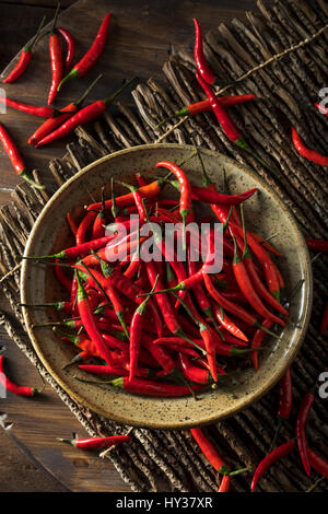 Rohe Bio rote Thai Paprika in eine Schüssel geben Stockfoto