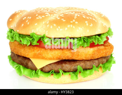 Große Hamburger mit Hühnchen und Rind Schnitzel auf weißem Hintergrund Stockfoto