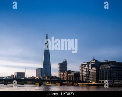 Sonnenaufgang über dem Shard Gebäude und Themse, London. Stockfoto