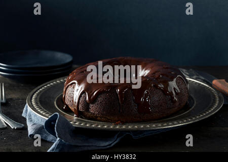 Süße hausgemachte dunkle Schokolade Bundt Kuchen verzehrfertige Stockfoto