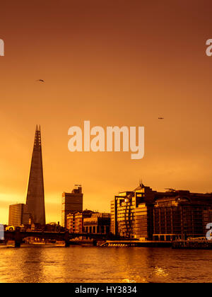 Sonnenaufgang über dem Shard Gebäude und Themse, London. Stockfoto