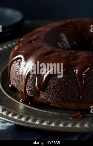 Süße hausgemachte dunkle Schokolade Bundt Kuchen verzehrfertige Stockfoto
