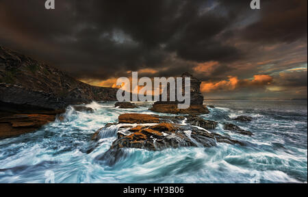 Felsbogen in der Nähe von Fort rungen, Pointe des Capucins.Crozon Finistere Bretagne Stockfoto