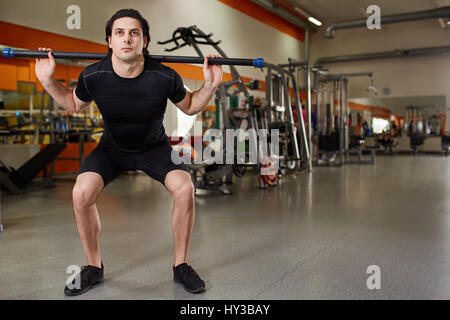 junger Mann in der schwarzen Sportwear mit bar Muskeln im Fitness-Studio. Sport, Fitness, bodybuilding Stockfoto