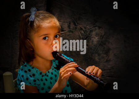 junges Mädchen mit Instrument Blockflöte Stockfoto