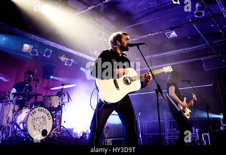 BARCELONA - 17 MAR: The Vaccines (Band) in Konzert im Razzmatazz Stadium am 17. März 2016 in Barcelona, Spanien. Stockfoto
