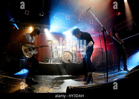 BARCELONA - 17 MAR: The Vaccines (Band) in Konzert im Razzmatazz Stadium am 17. März 2016 in Barcelona, Spanien. Stockfoto