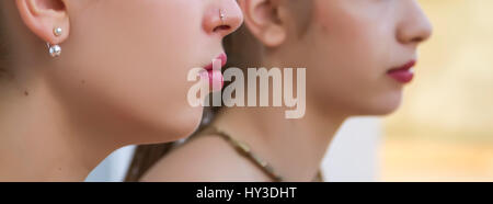 Nahaufnahme von zwei jungen Frauen Lippen auf weißem Hintergrund. Soft-Fokus Stockfoto