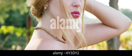 Nahaufnahme von junge Frau Lippen über Natur Bokeh Hintergrund. Soft-Fokus. Panorama Stockfoto