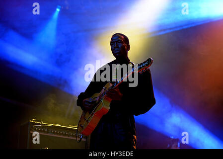 BARCELONA - 4 JUN: Orchestra Baobab (Afro-Cuban-Karibik-Fusion-Band) in Konzert im Primavera Sound Festival 2016 durchführen. Stockfoto