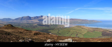 Blick nach Westen in Richtung Brandon Mountain und Brandon Point von Scraggane Hügel auf der Halbinsel Dingle, County Kerry, Irland Stockfoto