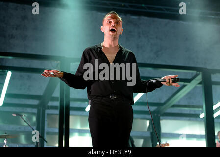 VALENCIA, Spanien - JUN 11: Hurts (Synthpop-Band) führen im Konzert beim Festival de Les Arts am 11. Juni 2016 in Valencia, Spanien. Stockfoto