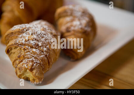 Nahaufnahme von Croissant in Platte im Coffee Shop serviert Stockfoto