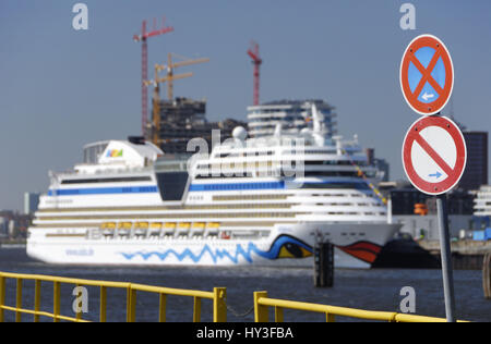 Parken Zeichen und Kreuzfahrt Schiff AIDAblu Kreuzfahrt terminal Hamburg Cruise Center in Hamburg, Deutschland, Europa, Parkverbotsschild Und Kreuzfahrtschi Stockfoto