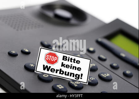 Telefon und Zeichen verlangen, keine Werbung, unerlaubte Telefon-Werbung, Telefon Und Schild Bitte Keine Werbung, Unerlaubte Telefonwerbung Stockfoto