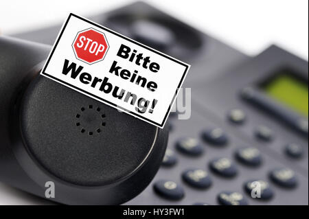 Empfänger und Zeichen verlangen, keine Werbung, unerlaubte Telefon-Werbung, Telefonhörer Und Schild Bitte Keine Werbung, Unerlaubte Telefonwerbung Stockfoto