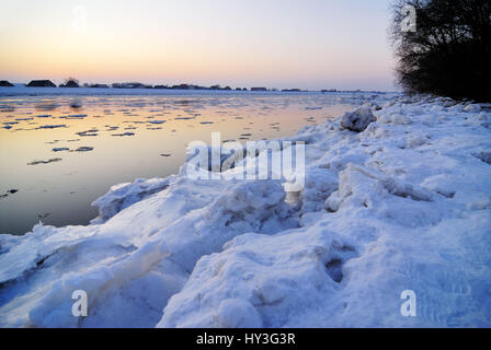 Eis-Landschaft an der Elbe in Kirchwerder, Hamburg, Eislandschaft an der Elbe in Kirchwerder Stockfoto