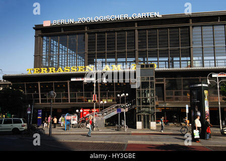 Berlin, Architektur, Zoo Station, Aussicht, Menschen, sightseer, Straßenszene, Stockfoto