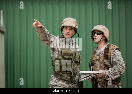 Soldaten, die Richtung zu seinem Kollegen im Ausbildungslager zeigen Stockfoto