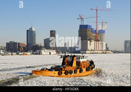 Eisbrecher im Hamburger Hafen und Elbphilharmonie, Hamburg, Germany, Eisbrecher Im Hamburger Hafen Und Elbphilharmonie, Deutschland Stockfoto