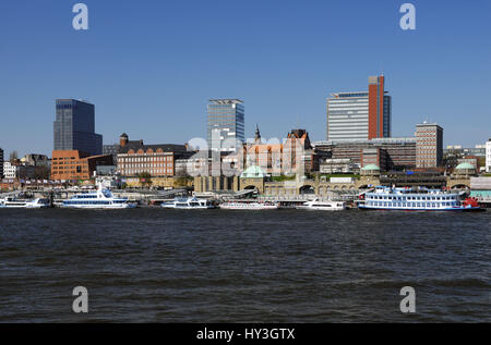 Hafen mit Hafen Krone und St. Pauli Landungsbrücken in Hamburg, Deutschland, Europa, Hafenufer Mit Hafenkrone Und St. Pauli Landungsbrücken Ufer in Stockfoto