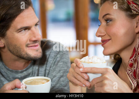 Nahaufnahme des romantischen junges Paar mit Kaffee in der cafeteria Stockfoto