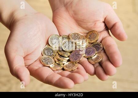 Handvoll Pfund-Münzen Stockfoto