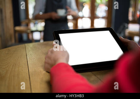 Nahaufnahme von Frau Hand mit digital-Tablette mit leeren Bildschirm im café Stockfoto