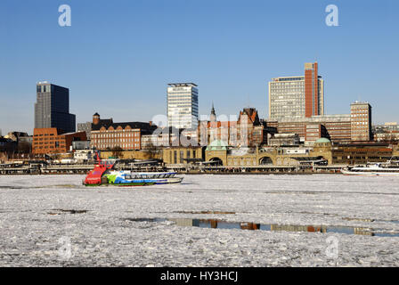 Eisgang im Hamburger Hafen und Hafen Krone in Hamburg, Deutschland, Eisgang Im Hamburger Hafen Und Hafenkrone in Hamburg, Deutschland Stockfoto