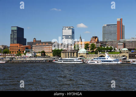 Hafen Sie, Strand und St. Pauli Landungsbrücken in Hamburg, Deutschland, Europa, Hafenufer Und St. Pauli Landungsbrücken in Hamburg, Deutschland, Europa Stockfoto