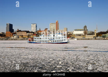 Fahrrad Steamboat Louisiana Star mit Eisgang im Hamburger Hafen, Hamburg, Germany, Raddampfer Louisiana Star Bei Eisgang Im Hamburger Hafen, De Stockfoto