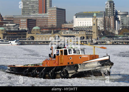 Traktor mit Eisgang im Hamburger Hafen, Deutschland, Schlepper Bei Eisgang Im Hamburger Hafen, Deutschland Stockfoto