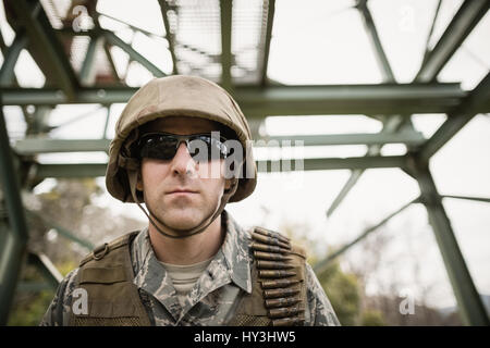 Nahaufnahme von zuversichtlich militärische Soldat im Ausbildungslager Stockfoto