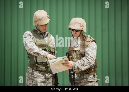 Soldaten, die Diskussion über Karte mit Boot camp Stockfoto