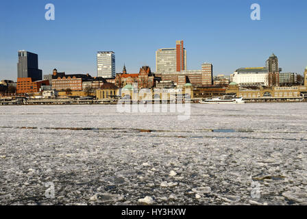 Eisgang im Hamburger Hafen und Hafen Krone in Hamburg, Deutschland, Eisgang Im Hamburger Hafen Und Hafenkrone in Hamburg, Deutschland Stockfoto