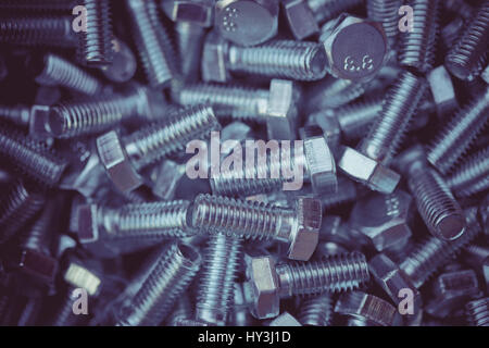 Neuen glänzenden Metall Schrauben in dem Haufen. Stockfoto