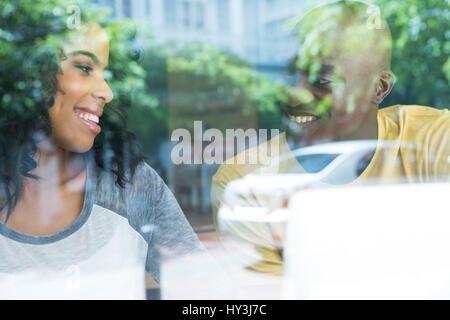 Junges Liebespaar einander im Kaffeehaus gesehen durch Fenster betrachten Stockfoto