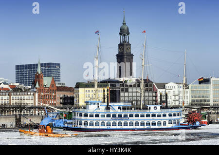 Fahrrad-Dampfschiff Louisiana Star und Eisbrecher Hugo Lentz im winterlichen Hamburger Hafen, Deutschland, Europa, Raddampfer Louisiana Star Und Eisbrecher H Stockfoto