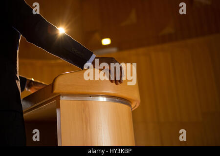 Mittleren Bereich der männliche Führungskraft hält eine Rede im Conference center Stockfoto