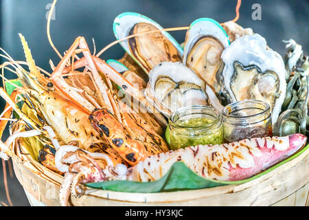 Gegrillte Jakobsmuscheln auf. Barbecue Grill Meeresfrüchte essen Hintergrund. Stockfoto